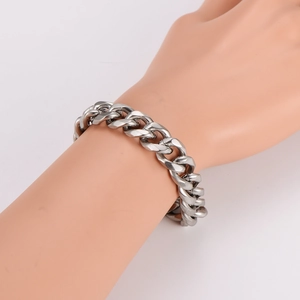 Bracelet gourmette pour homme en acier inoxydable argenté porté pour un style épuré