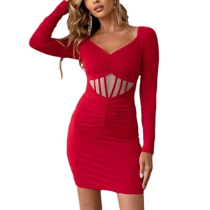 Robe mini élégante rouge à manches longues, col en V, découpes à la taille et résille