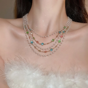 Détail d'un collier de perles multicouche avec pierres précieuses de style palais rétro