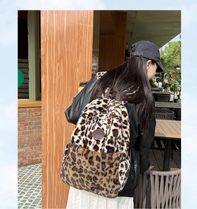 Scatto esterno dello zaino peluche leopardato sulla modella con dettagli in finta pelliccia