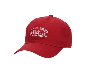 Dettaglio del ricamo bianco su un cappellino da baseball in cotone rosso scuro