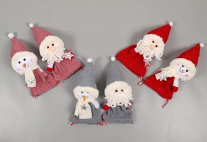 Détail des sacs cadeaux de Noël en peluche avec motifs Père Noël et bonhomme de neige