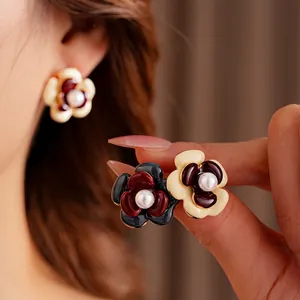 Orecchini a perno a camelia vintage francese con perle e bordi dorati in tre colori
