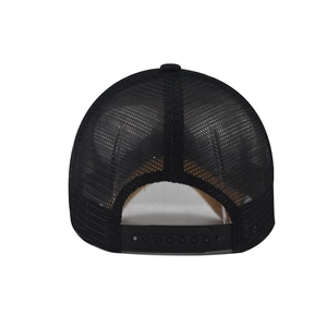 Détail de la fermeture snapback réglable et du filet respirant sur la casquette