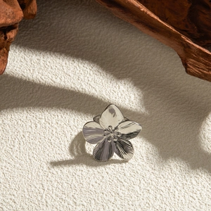 Bague fleur en acier inoxydable argenté au design minimaliste avec pétales texturés