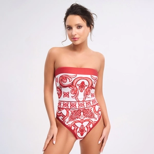 Détail d'un maillot de bain bustier une pièce avec imprimé baroque rouge et blanc