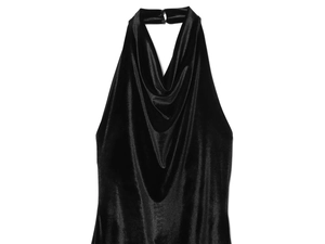 Détail de robe licou en velours noir montrant le col bénitier et la texture chic