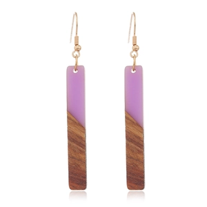 Boucles d'oreilles rectangulaires en bois et résine violette avec crochets dorés