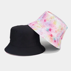 Détail de la couture et du tissu en coton sur les chapeaux bobs réversibles à fleurs