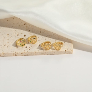 Minimalistische goldene Blumen-Ohrringe mit bunten Edelsteinen und weißen Zirkonia-Steinen