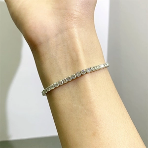Clásica pulsera de tenis en plata 925 con piedras de moissanita redondas en la muñeca