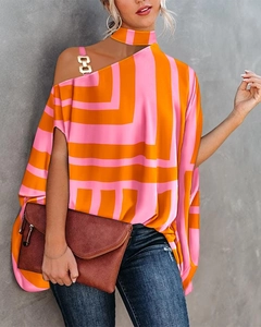 Detail der rosa und orange gestreiften Off-Shoulder-Bluse mit Choker und Metallkette