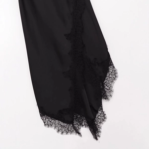 Robe en satin noir à la mode pour femmes avec des détails complexes en dentelle