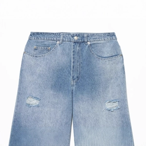 Jean délavé bleu clair à taille haute avec détails déchirés et usés aux genoux