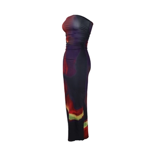 Robe longue moulante bustier à fleurs violet foncé avec détails froncés sur le côté