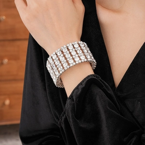 Gros plan du bracelet multicouche plaqué argent serti de strass et cristaux étincelants
