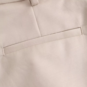 Détail du tissu plissé kaki avec coutures professionnelles sur un short de tailleur