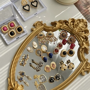 Vintage Schlangen-Ohrstecker aus Gold mit Strass und geometrischen Emaille-Details