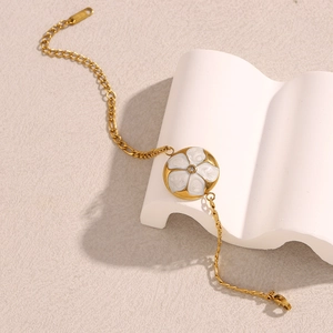 Detailansicht des 18K vergoldeten Armbands mit weißer Blume und kleinem Diamant-Zentrum