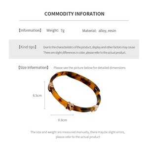 Detail specifications showing 7g weight and 6.5cm diameter for leopard print cuff bracelet