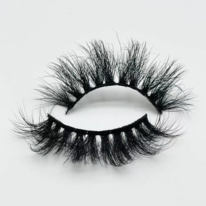 Close-up of 20mm fluffy faux mink eyelashes with thick Russian volume and messy curl
