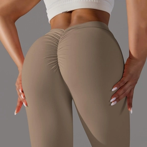 Détail du legging de yoga taille haute avec effet push-up et tissu sans couture