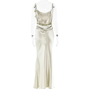 Détail d'une robe de soirée en satin avec dos drapé élégant et fleurs 3D délicates
