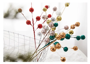 Glitzernde Weihnachtsbeeren-Zweige im weißen Korb für festliche Tischdekoration
