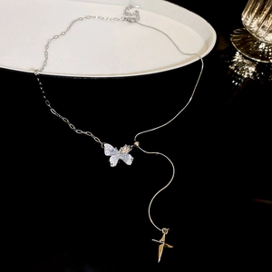 Dettaglio della collana asimmetrica in argento con ciondolo a farfalla e stella lucida