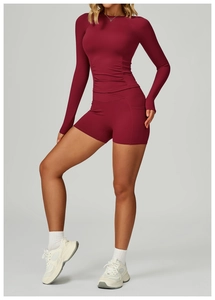 Detail des weinroten Yoga-Sets mit gerafftem Langarm-Top und Shorts mit Seitentasche