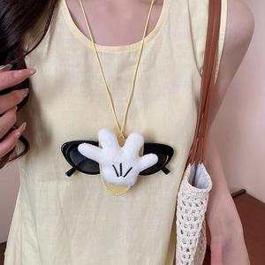 Detailansicht der niedlichen Cartoon-Plüsch-Brillenhalter-Kette mit gelber Kordel