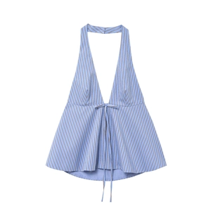 Haut dos nu à rayures bleues avec col en V profond et nœud sur fond blanc éclatant