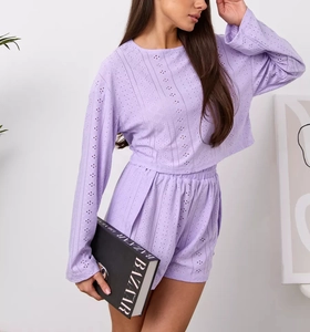 Dettaglio del tessuto a maglia lavanda con motivi traforati geometrici e texture