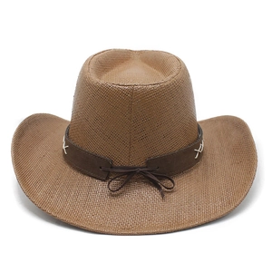 Dettaglio ravvicinato di un cappello da cowboy in paglia marrone con fascia decorativa e cuciture