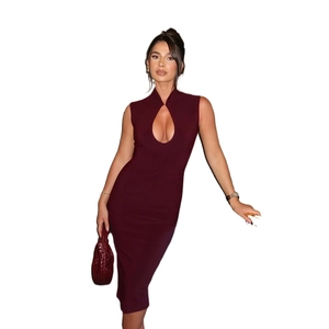 Robe midi rouge vin sans manches élégante avec découpe raffinée et silhouette ajustée