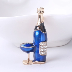 Détail de la broche bouteille de vin avec émail bleu et strass blancs brillants