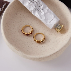 Détail de bagues vintage en acier doré 18K avec perles d'œil de tigre et d'agate
