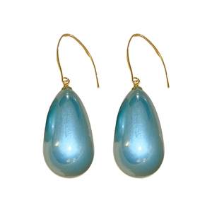 Orecchini vintage francesi con perle blu a goccia e ganci dorati su sfondo bianco
