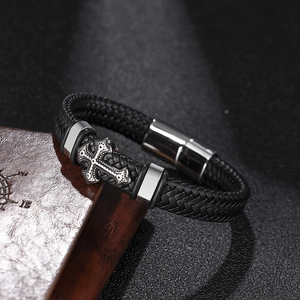 Bracelet en cuir tressé noir fait main avec croix en acier vintage et fermoir aimanté