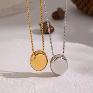 Colliers avec pendentif ovale minimaliste en or 18 carats et argent sur pierres