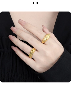 Detailaufnahme des goldenen Ring-Sets mit Wellenstruktur und Perlen-Design für Damen