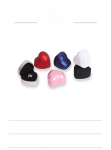 Detalle del joyero en forma de corazón con luz LED disponible en seis colores diferentes