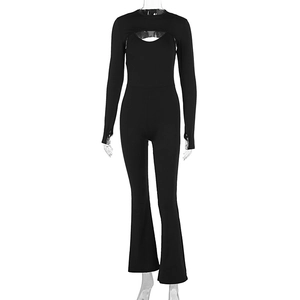Détail d'une combinaison moulante à col en U avec découpe et pantalon à jambes évasées