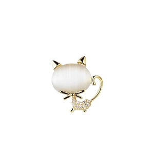 Elegant cat brooch with opal stone head and sparkling diamonds in a gold setting