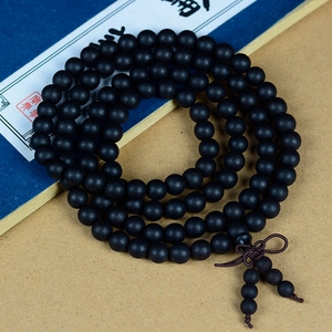 Détails de perles de prière en bois de santal noir mat avec un gland décoratif brun
