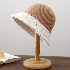 Détail d'un chapeau cloche tricoté avec tissu marron et bord en polaire blanche douce