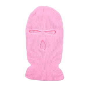 Roze gebreide winter bivakmuts met drie gaten voor skiën en warmte in de buitenlucht