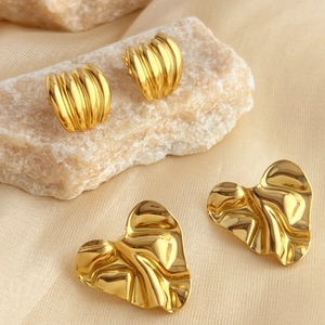 Exaggerated 18K gold plated stainless steel geometric textured heart and ribbed hoop earrings