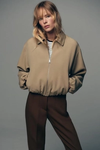 Détail de la veste courte kaki avec col à revers classique et fermeture éclair
