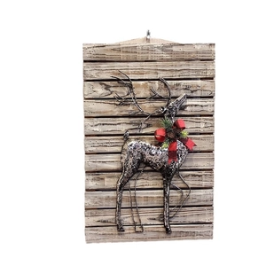 Placca decorativa natalizia in legno rustico con renna metallica 3D e fiocco a quadri